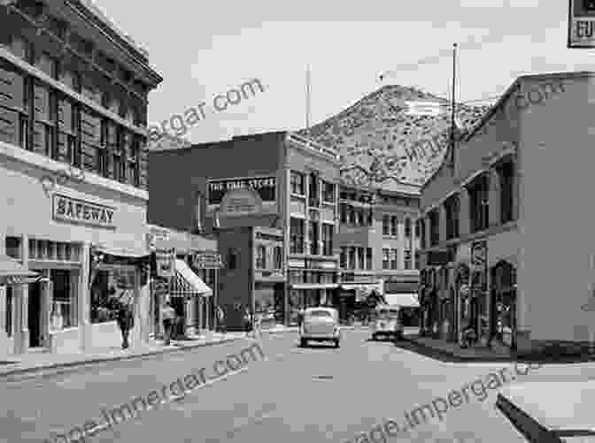 A Vintage Photograph Of The Town Of Bisbee, Arizona In The Early 1900s, Showing Its Iconic Copper Mine Operations Southeastern Arizona Mining Towns (Images Of America)